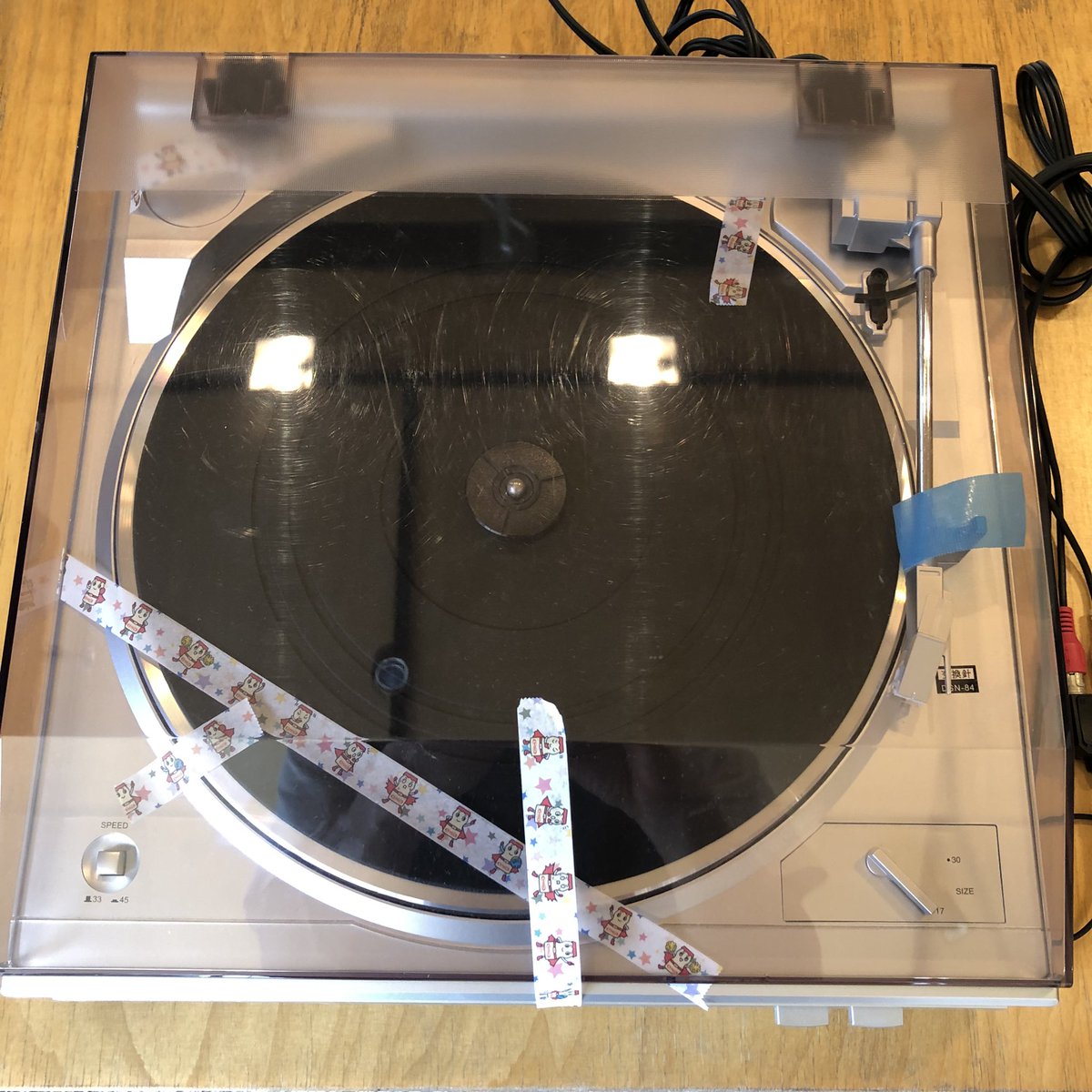 DTR_tokyo's tweet photo. 【レコードプレーヤー差し上げます①】
10代でレコードプレーヤーをお持ちでない方を対象に写真の「DENON DP-29F」を差し上げます。
説明書と箱付き、完品です。
提供していただいた方が丁寧に使用されていて、とても良い状態。 https://t.co/tET9xMvsxA