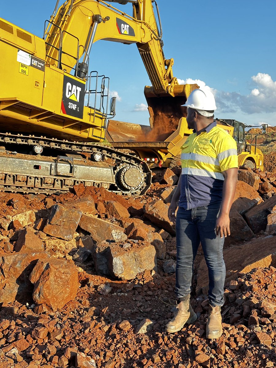 Good morning I have the following machines available for hire 

1. 2 X 374 excavator =
R1450 per hour 
2. 2 X 740 ADts  = R900  per hour 

Call/wattsupp 
082 363 5091