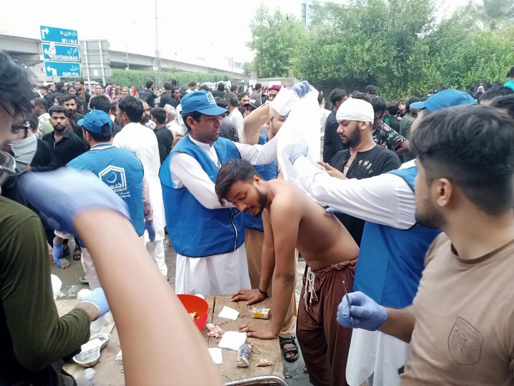 AlkhidmatPesh's tweet photo. سمیع اللہ کیانی ممبر ڈسٹرکٹ منجمینٹ کمیٹی اور ضیاء الدین ڈائریکٹر ڈزاسٹر مینجمنٹ سیل کے زیر نگرانی رضاکار نے 1122 کے ساتھ یوم عاشُورہ پر خدمات سرانجام دی. 

#Muharram #Ashoora #Islam #Fasting #Alkhidmat https://t.co/vnsAFwbgW5