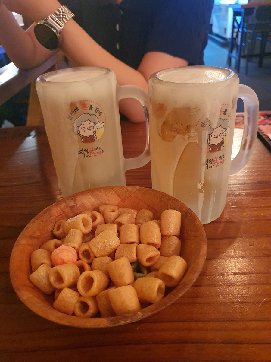 오래된 부부의
2차 맥주 입가심
입장과 동시에 
눈 마주친 직원에게
300 두잔요.
메뉴 따윈 보지 않는다.
자리에 앉아서 좌우 궁뎅이 정렬하는 사이에
300 두잔과 과자바구니 도착
원샷?
이시려
그랴 그럼 투샷
크아~~시원하다
가자
과자 두개 집어먹고 
계산하고 퇴장
2분컷