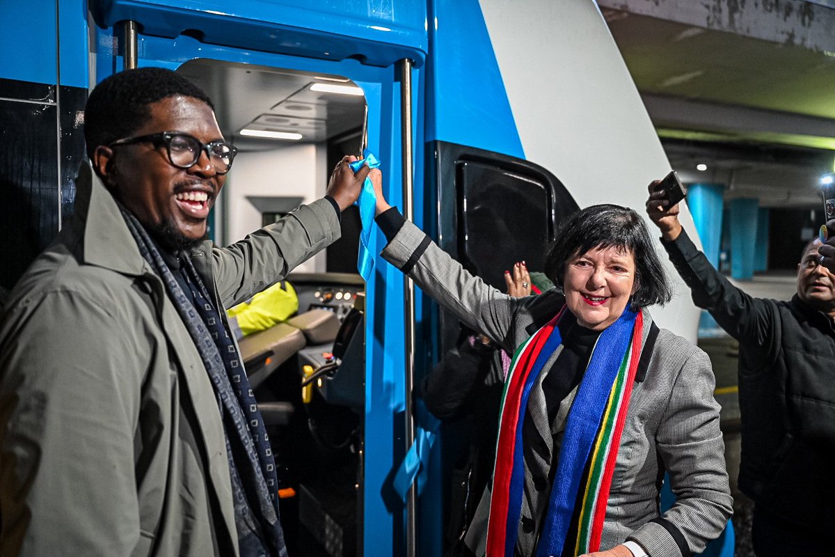 PRASA_Group's tweet photo. Transport Minister Barbara Creecy and Deputy Minister Mkhuleko Hlengwa are onboard the #PeoplesTrain learning about its safety features and the maintenance plan implemented by #TeamPrasa and @RailGibela
#RebuildingRail @Dotransport https://t.co/u1pGZQilL4