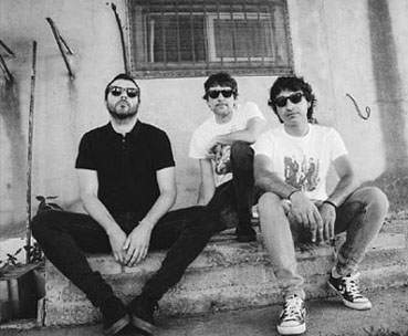 Falsonueve es un trío de #Castellón. #Pop y #rock amantes del ruido pero sin descuidar melodía y atractivas líneas de guitarra. Eso muestra su primer Lp, Unión de hecho (2023). De él radiamos Ambulancia, 20 veces, Un mundo perfecto y La gran belleza.  lascallesdelpop.net/Lista%20Entrev…