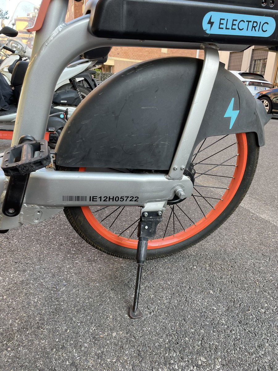 dannydjAD's tweet photo. @comunefi tutte le mattine questo schifo. In un parcheggio disabili con contrassegno! https://t.co/YKAkpVWH8f