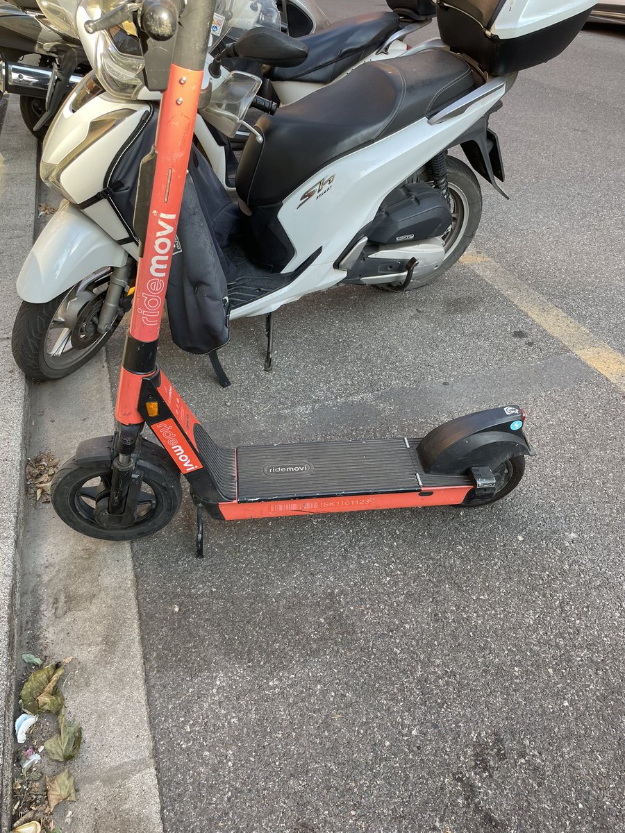 dannydjAD's tweet photo. @comunefi tutte le mattine questo schifo. In un parcheggio disabili con contrassegno! https://t.co/YKAkpVWH8f