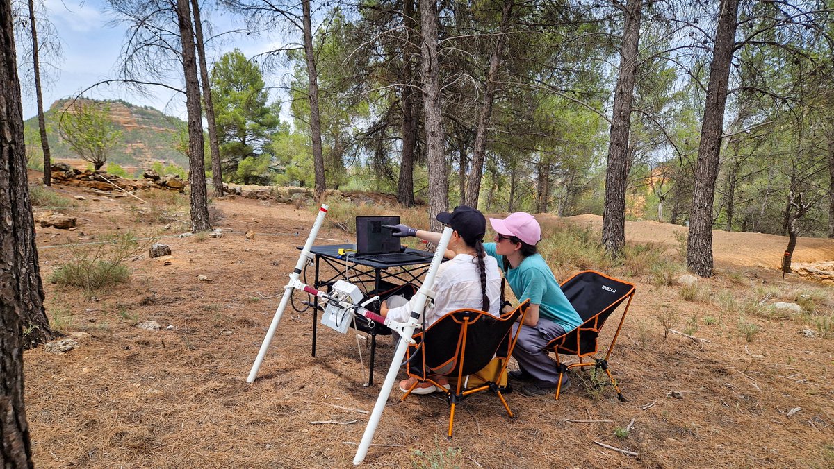 SensingIberian's tweet image. During the past few weeks, we have been working at the site of La Celadilla in Ademuz (Valencia). #Magnetometry and #GPR have been used to survey the area, with the support of @NTNU, @ArqueologiaUV and the Ayuntamiento de Ademuz.
#RemoteSensing  #Arqueogeophysics #Arqueologia