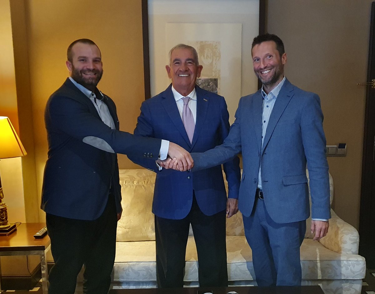 Nueva concesión CashDro Hungría

#CST, fabricante de #CashDro y de #TQuiosk, amplía su actuación comercial en Hungría, Croacia, Austria, Eslovenia y Eslovaquia

Firma del presidente de CashDro, Andreu Pi, director general de Banktech, Márton Vásony y el de negocio Ferenc Vásony