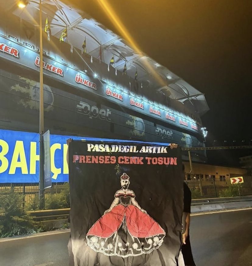 UltrasTurkish's tweet photo. Beşiktaş taraftarı, Kadköy'de Cenk Tosun ile alakalı pankart açtı. 

"Paşa değil artık, Prenses Cenk Tosun" https://t.co/CeWHXCvRNQ