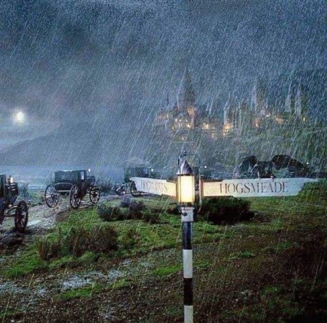 Hogwarts this way ↗️