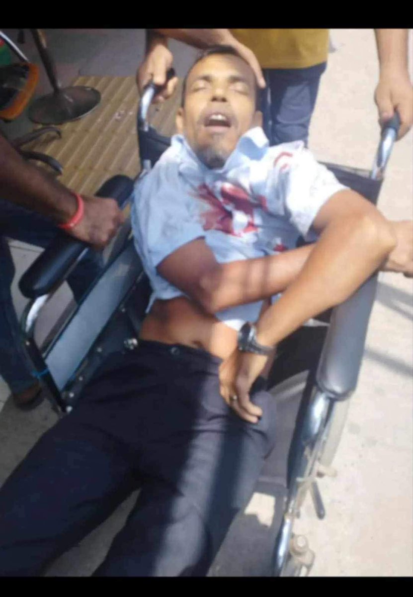 pookieGguk's tweet photo. BRACU AMBULANCE DRIVER HAS BEEN SHOT WHILE CARRYING A STUDENT TO HOSPITAL.
ALL EYES ON BANGLADESH
ALL EYES ON BRAC UNIVERSITY
#Save_Bangladeshi_students
#UniversityStudentsUnderAttack
#BracU #AlleyesonBangladesh
#StudentsUnderAttack https://t.co/KjI0At6CEP
