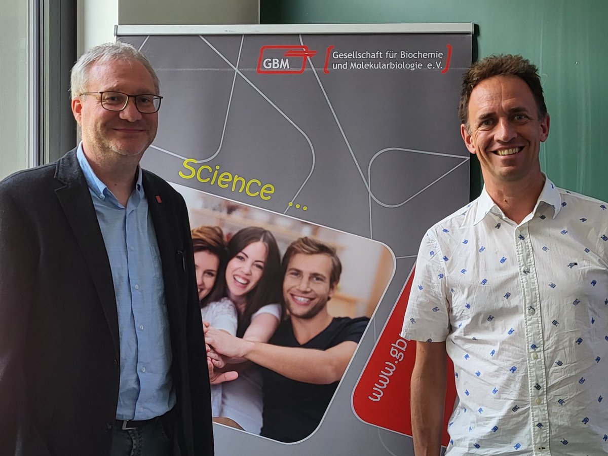DSchneiderLab's tweet image. Great @GBM_eV talk given by Oliver Daumke from @MDC_Berlin about Structural Insights into Mitochondrial Crista Junction Architecture.
Thank you Oli for the visit! You brought perfect weather with you, and we had a nice evening on the terrace of the restaurant.