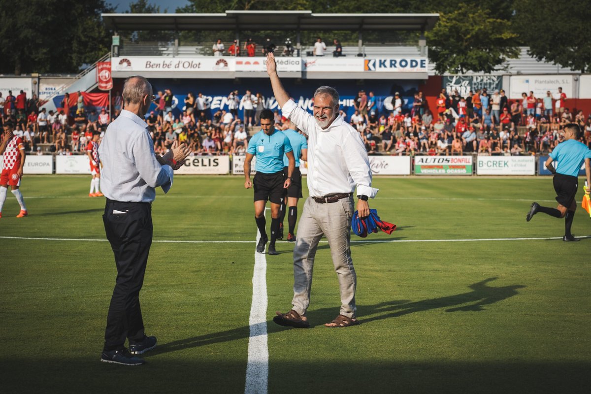 Ahir vàrem ser al camp de l'<a href="/UEO1921/">Unió Esportiva Olot</a> explicant la campanya "L'esport treu la llengua" i fent costat a <a href="/jcuixart/">Jordi Cuixart</a>, que va ser l'encarregat de fer el xut d'honor.  👅A la Garrotxa l'esport treu la llengua! #ComparteixElCatalà #OlotGirona