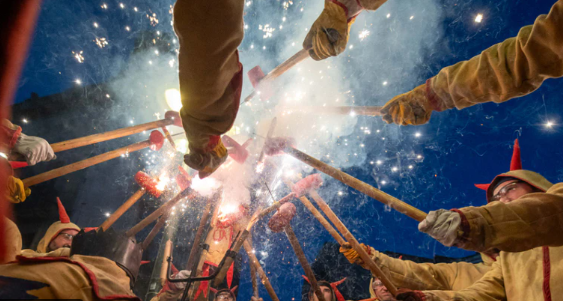 lessantesmataro's tweet photo. 🔥Dissabte se celebrarà el primer acte de foc de #lessantes amb l'#Encesa de @DiablesMataro que aquest any celebren 20 anys del Ball de Diables, 15 anys dels Diablons i 10 del #Basilisc amb una gran trobada de Balls de Diables a #Mataró https://t.co/n8mD8XO3BC