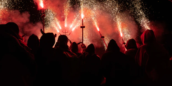 lessantesmataro's tweet photo. 🔥Dissabte se celebrarà el primer acte de foc de #lessantes amb l'#Encesa de @DiablesMataro que aquest any celebren 20 anys del Ball de Diables, 15 anys dels Diablons i 10 del #Basilisc amb una gran trobada de Balls de Diables a #Mataró https://t.co/n8mD8XO3BC