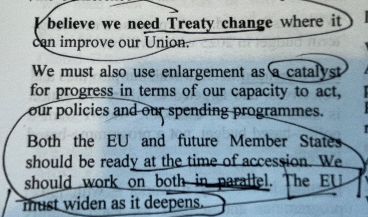 lykkefriis's tweet image. Von der Leyen slår i #policyguidelines fast, at kandidatlandene 🇺🇦etc skal være optagelsesklare; men EU skal også være modtagelsesklar. Udelukker ikke traktatændring #eudk