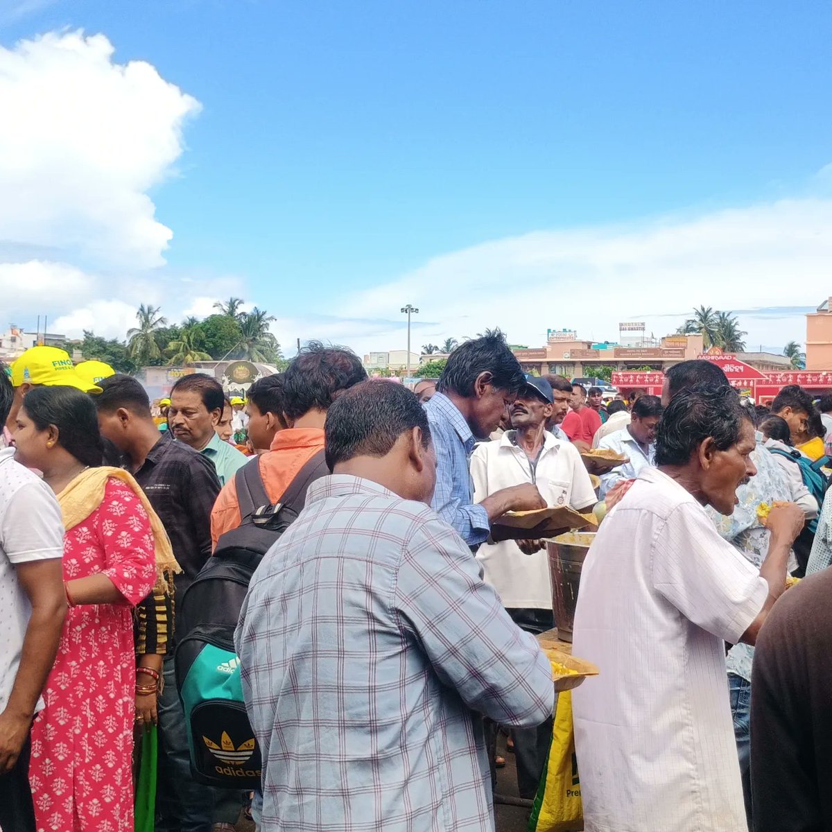 iskconpuri12's tweet photo. Iskcon Puri  Feed Fresh Meals To Pilgrims During Ratha  Yatra 2024

#ISKCON #iskcondwarka #iskconpuri #iskcondelhi❤️ #iskconBHUBANESHWAR #iskconvrindavan #iskconmayapur #freefood #foodforlife #fooddistribution #harekrishna🙏 #charity #nonprofit #rathayatra2024 #bahudayatra2024 https://t.co/9HamN91msv