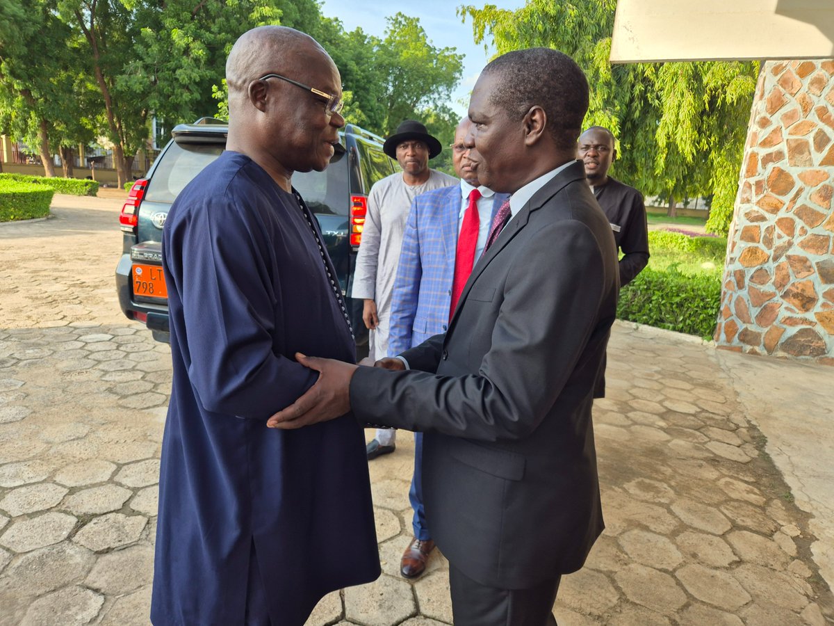 REPAC_OIF's tweet image. Audiences et séances de travail du #REPAC avec les autorités de l'Extrême-Nord du #Cameroun !

En marge de la cérémonie de lancement du projet état civil dans la ville de Maroua (Extrême-Nord), le Représentant pour l'Afrique centrale de l'@OIFrancophonie a eu des audiences et