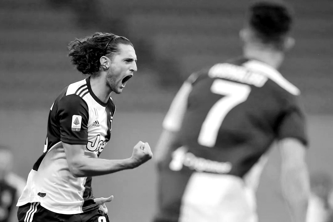 CultoBianconero's tweet photo. 5 anni di Juve, 4 veramente da mediocre e forse 1 buono, 5 anni in cui si è parlato ininterrottamente di denari tenuti per le palle da una madre famelica ed insaziabile, 5 anni buttati nel cesso per stare dietro a un mezzo disadattato: vattene a cagare cavallo pazzo #Rabiot https://t.co/VZi1v9okeL