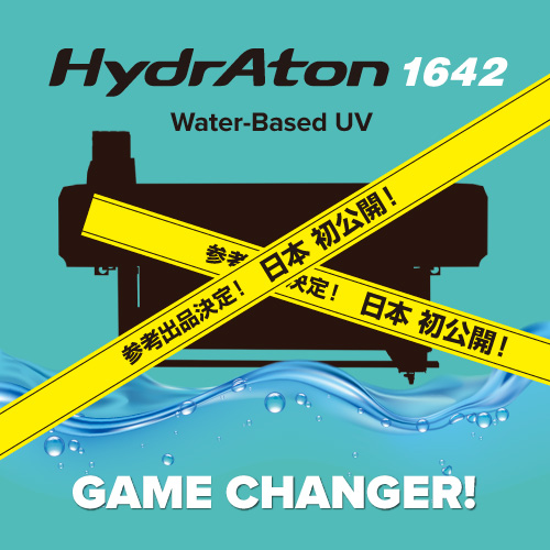 MUTOH祭開催<7/24,25>
UV硬化性水性インクを使用した新製品「HydrAton 1642」を国内初出展🎉
水を主成分としたこのインクは安全性が高く低臭気で、プライマーやオプティマイザー無しで多彩な印刷基材に対応します。壁紙や屋内サインをはじめ幅広い用途にご利用頂けます。
ぜひこの機会にご覧ください👏