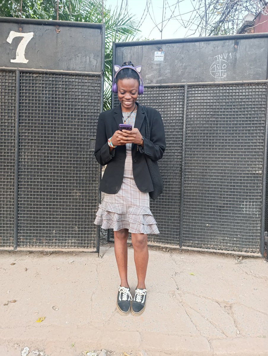 jenny_munyonga's tweet photo. Il en faut peu pour être heureux... 
J'étais en train d'écouter l'un de mes textes mis sur mon youtube, et c'est ce qui m'a donné ce sourire. Fais comme moi, clique Jenny Slam sur la barre de recherche de ton Youtube, tu verras mes performances slam apparaître...  🔥🥂😅
#monmoi https://t.co/fLDAuFooEl