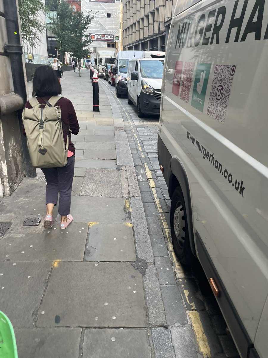 tom_henry's tweet photo. Traffic the entire length or Rood Lane this morning.. show me where the cycle route is? @cityoflondon @citylordmayor 

#London #Cycling https://t.co/4L3jRgLEdU