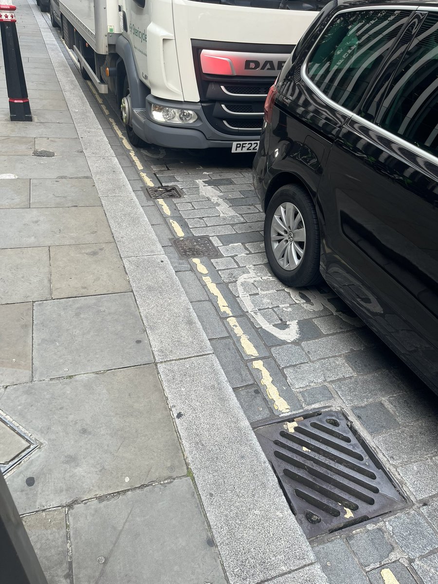 tom_henry's tweet photo. Traffic the entire length or Rood Lane this morning.. show me where the cycle route is? @cityoflondon @citylordmayor 

#London #Cycling https://t.co/4L3jRgLEdU