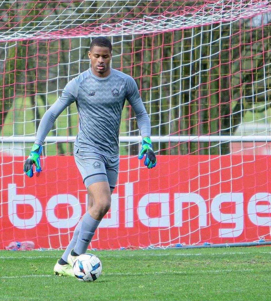 Legit_9ja's tweet photo. Vincent Enyeamaโs son is now a goalkeeper at his fatherโs former club, Lille FC.
The head shape check is valid โ
#legit9ja https://t.co/R9amwdPUSR
