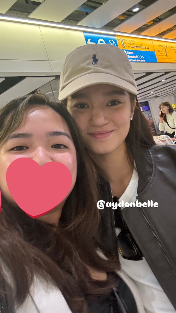 aydonbelle's tweet photo. Me: Belle here’s my gift for you since I wont be in your show on Sunday

Belle: HA?! BAKIT?!😡 (habang naka pameywang)

Me: HINDI KA KASI NAGBIGAY NG SCHEDULE MO SAKIN?!

Hahahaha nagsigawan yan sa airport?!😭
#BelleMariano https://t.co/q3XgPtVwmh