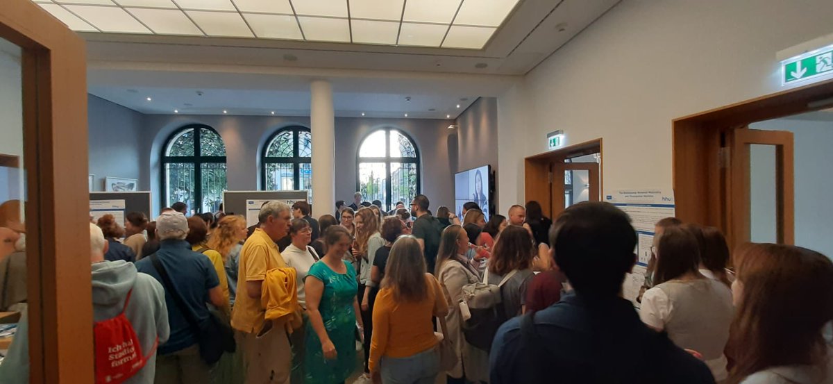 jaspfeifer's tweet photo. Unsere @teambuergeruni  Veranstaltung "Thank you for the Music!?" gestern Abend war ein voller Erfolg! Das HdU @HHU_de war voll, das Publikum hat begeistert mit diskutiert und die Studierenden haben ihre Sache ganz großartig gemacht und ihre Forschung präsentiert! Danke an alle! https://t.co/WZfKQl1DIq