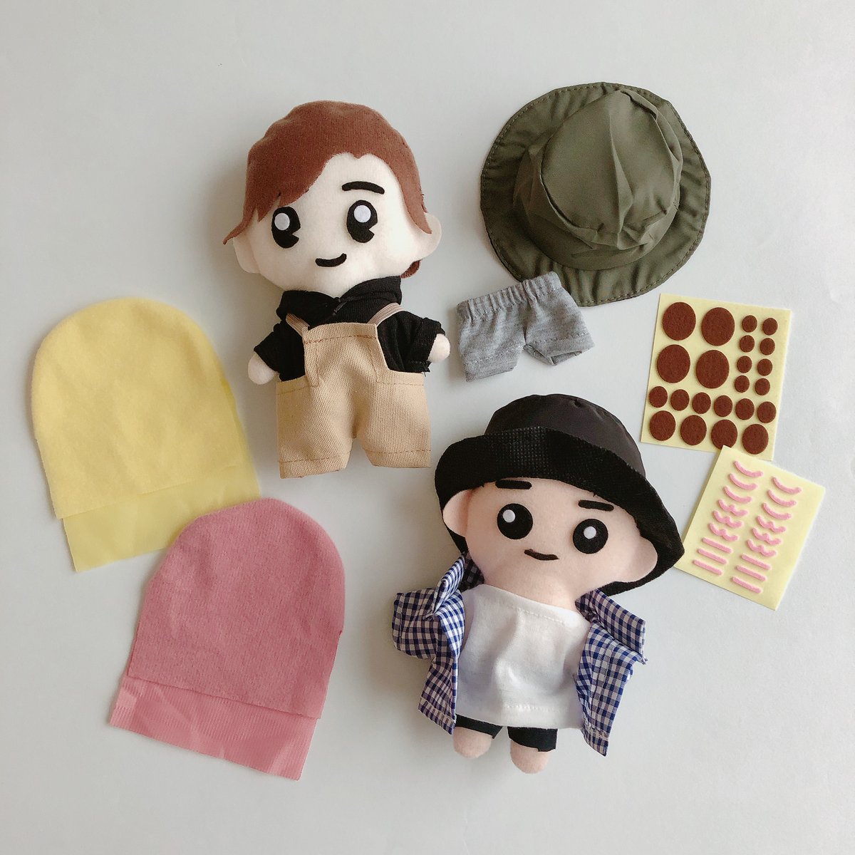 cando_official's tweet photo. ぬいシリーズ②
推しの"ぬい"に服を着せちゃえ！

■ぬいぐるみ用
・パーカー
・ズボン
・ズボン　ニット
・サロペット
・バケットハット
・Ｔシャツ
・ギンガムチェック柄

■ぬいの素　カラークロス　A～F
■ぬいの素　ボアクロス　A～F

#キャンドゥ #100均 https://t.co/VRLmDSWP6z