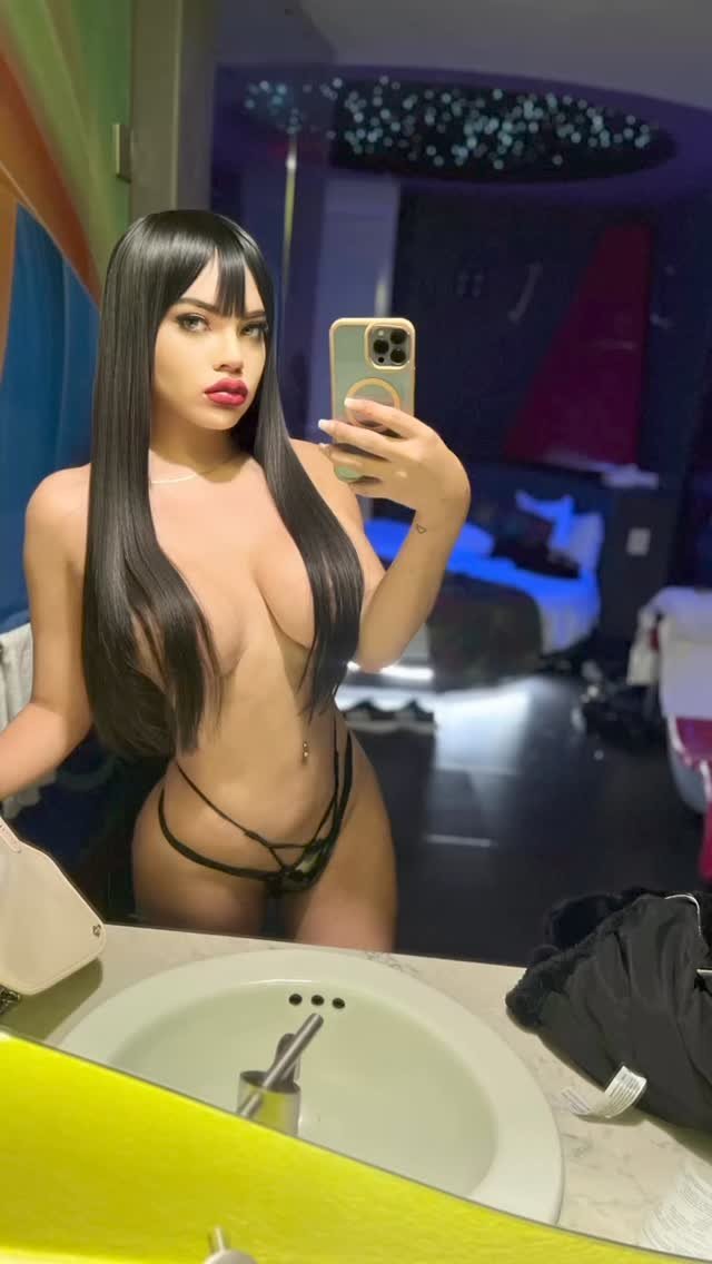 Duckulass_'s tweet photo. Saludos amigos que tengan un #FelizJuevesATodos y que mejor iniciarlo con esta Diosa #Sexy: @kinereth008 https://t.co/Vaj45MPziZ