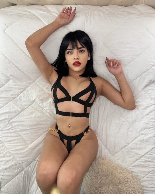 Duckulass_'s tweet photo. Saludos amigos que tengan un #FelizJuevesATodos y que mejor iniciarlo con esta Diosa #Sexy: @kinereth008 https://t.co/Vaj45MPziZ
