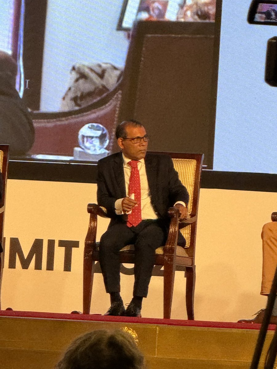 100% Agree with Former President <a href="/MohamedNasheed/">Mohamed Nasheed</a>  The answer is not to stop global mobility !!! And what is human capital!!! Can we relate to this term!  #humancapitalsummit