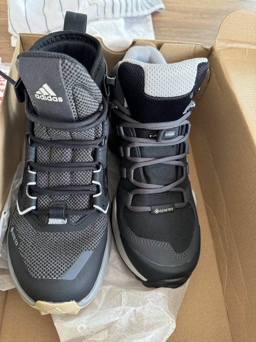 Kiran Dhillon (@kirankiz1984) on Twitter photo What a joke <a href="/SportsDirectUK/">Sports Direct</a> and the the shitty customer service when I’m trying to return! Oh and when I asked about a complaint I was told TO PUT IT IN THE POST?! Wtf! It’s not 1995!!!! #ConsumerRights #BadService #shoddy #sportsdirect #corrupt What a joke <a href="/SportsDirectUK/">Sports Direct</a> and the the shitty customer service when I’m trying to return! Oh and when I asked about a complaint I was told TO PUT IT IN THE POST?! Wtf! It’s not 1995!!!! #ConsumerRights #BadService #shoddy #sportsdirect #corrupt