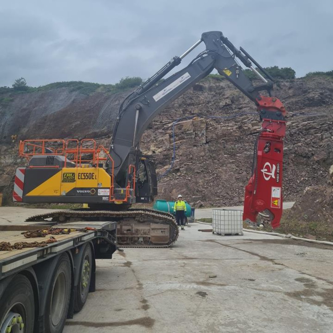 BPHAttachments's tweet photo. LaBounty shears on site in Scotland! Ready to start taking on this huge old oil rig 🦾

#LaBounty #scrapmetal #recycling #scotland #excavatorattachments #decomissioning https://t.co/wV1PsHAYCF