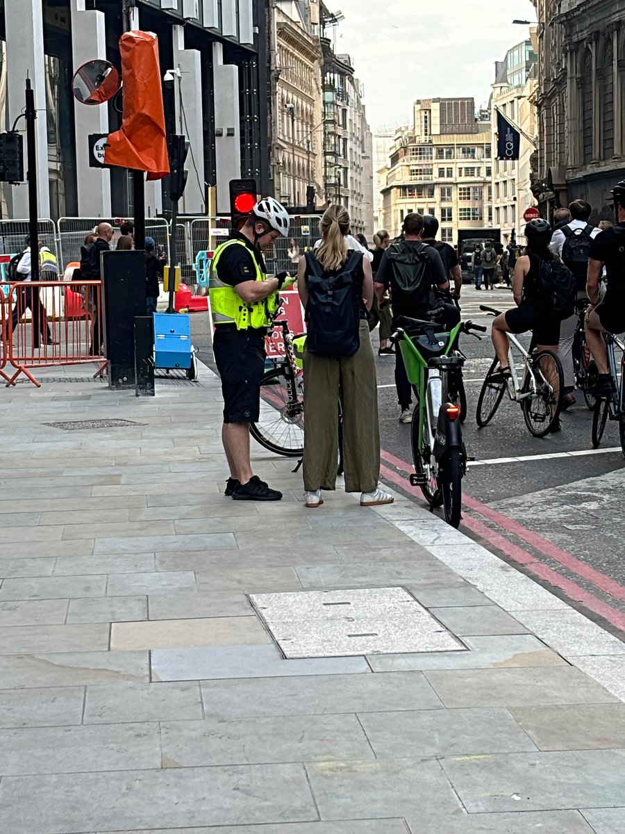 CityPoliceCops's tweet photo. #CycleTeam are a Bishopsgate/Threadneedle St this morning. Focusing on the safety of all road users, using our 3-Es principle: Engagement, Education &amp; Enforcement. 185CP https://t.co/ISigvNiucI