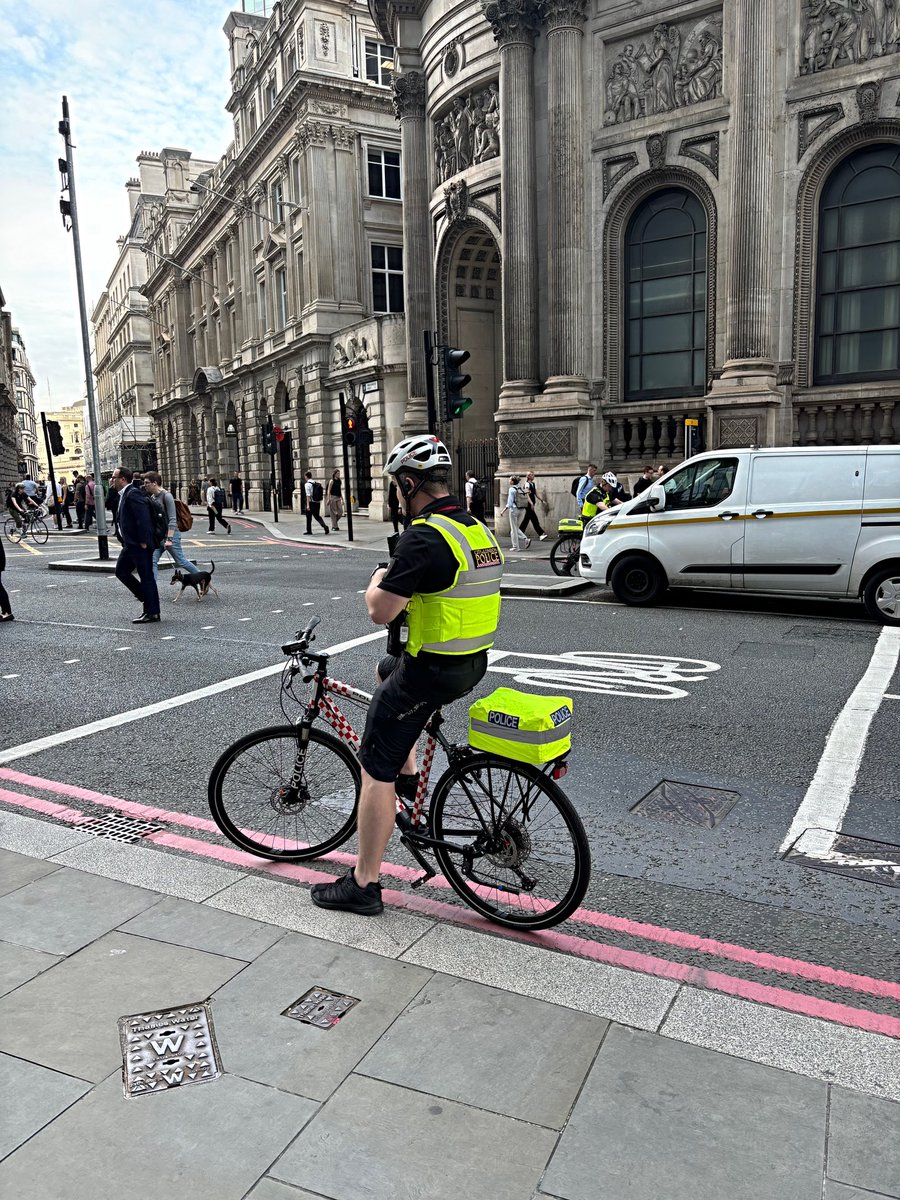 CityPoliceCops's tweet photo. #CycleTeam are a Bishopsgate/Threadneedle St this morning. Focusing on the safety of all road users, using our 3-Es principle: Engagement, Education &amp; Enforcement. 185CP https://t.co/ISigvNiucI