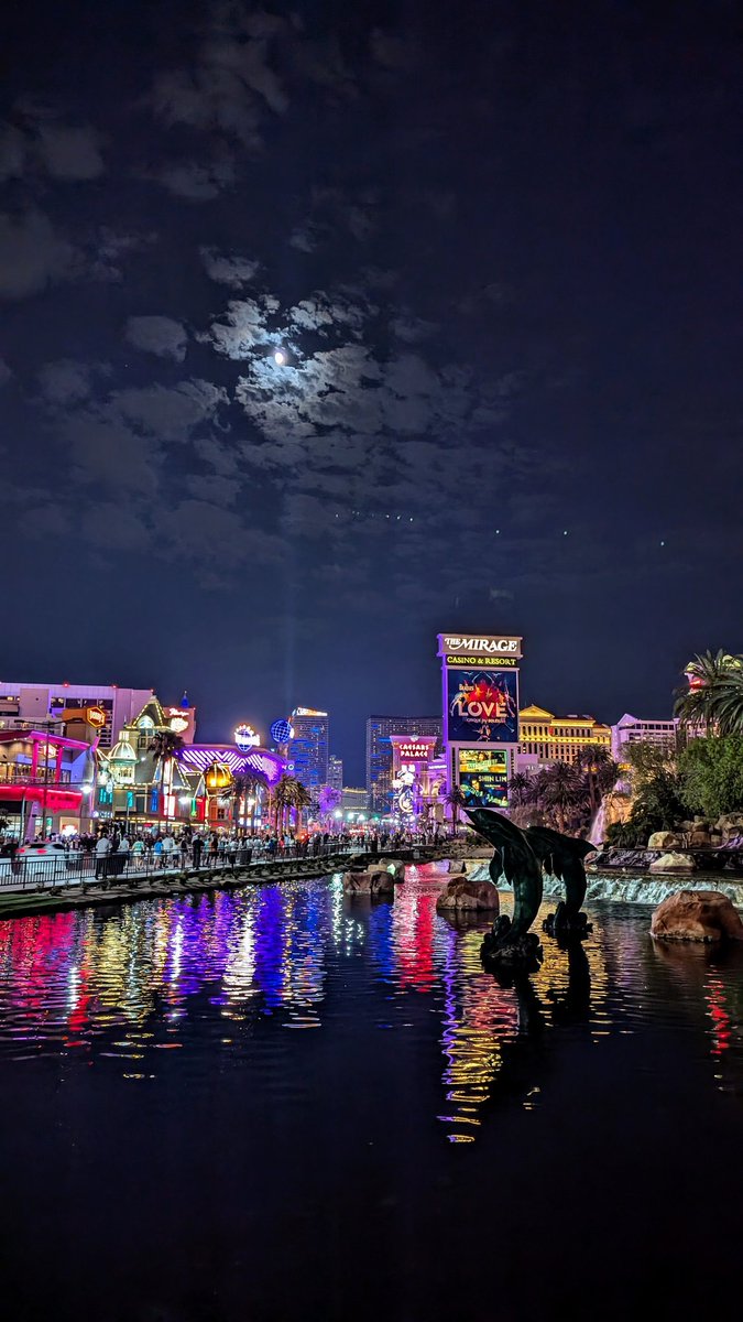 LasVegasLocally's tweet photo. Vegas just isn't the same without an active volcano https://t.co/Y4ZX6kyw69