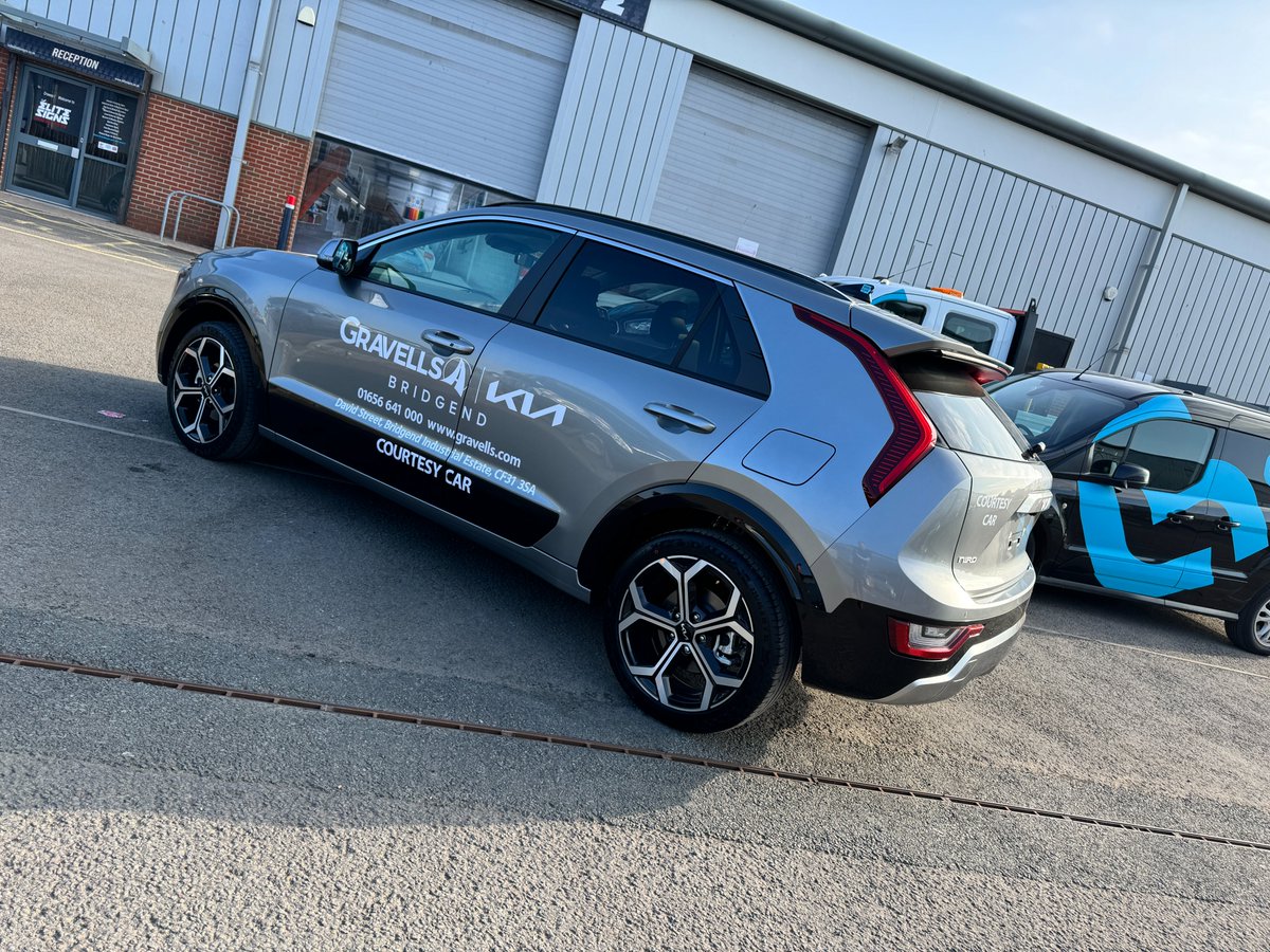 Another #fleet that's growing is <a href="/GravellsMotors/">Gravells</a> #kiabridgend's #courtesycars &amp; this lovely #Kianiro is the latest to be #branded. 

<a href="/KiaUKPR/">Kia UK PR</a> 
<a href="/Metamarkuk/">Metamark</a> 
<a href="/BSGAUK/">The British Sign & Graphics Association (BSGA)</a>