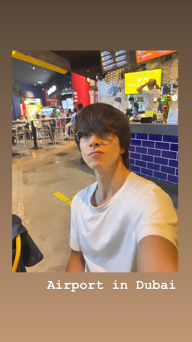 ドバイの空港で、小腹が空いて
具沢山のスープ飲みました。