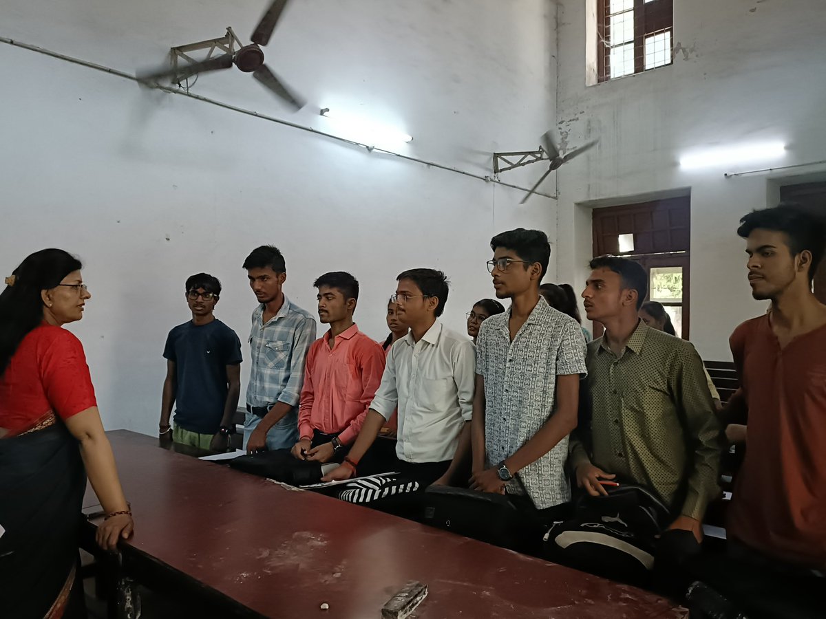 MisraSheela's tweet photo. #AcademicSession2024-25
@lkouniv @ippr_lkouniv @dean_sciencelu
Visit of Dean Faculty of Science to Physics Department Classes , Library, Labs and Office . Interacted with Students and employees shared the feedback with HoD. https://t.co/bo2PhTzGIq