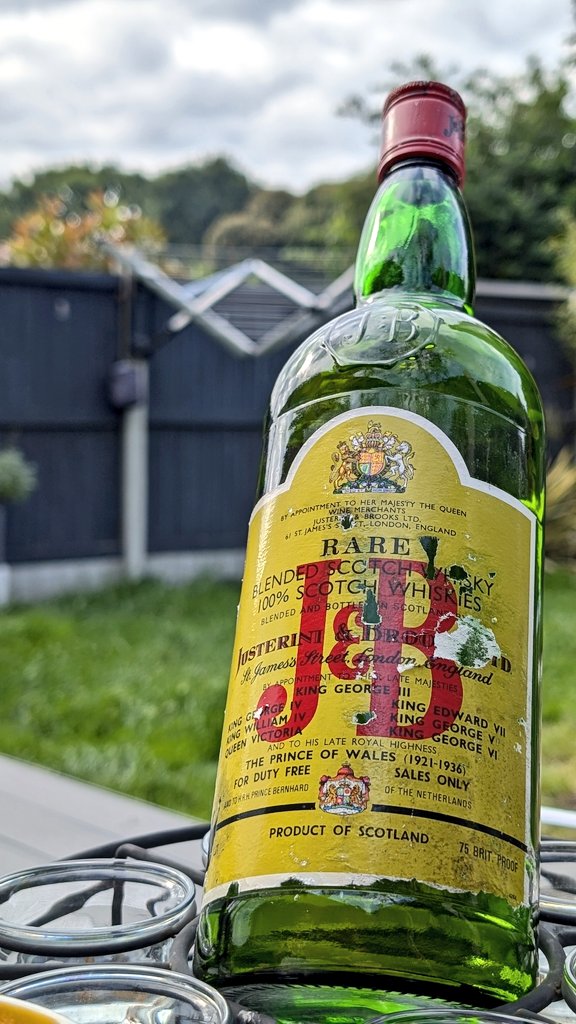 WhiskyWings's tweet image. With a label more delicate than a Gen Z... A classic scotch blend from the 70's.
This one is a one litre bottle at an export strength of 43% abv.
Looking forward to cracking this at some point soon...
#Whisky #TimeTravel #WashingLine