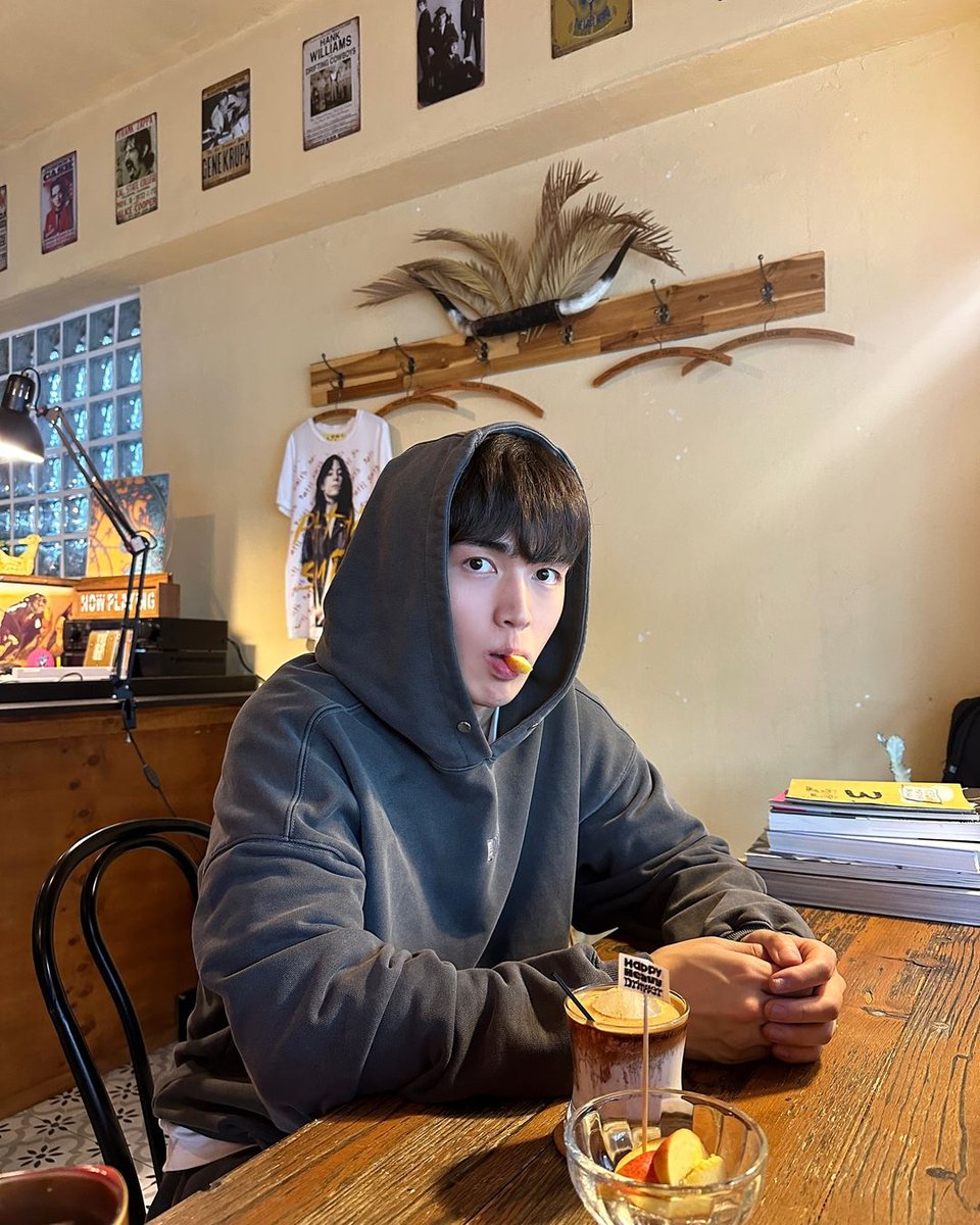 chee_2nd's tweet photo. Good afternoon, Han Damwoo
🥰🥰🥰💛
#한담우 #HanDamwoo https://t.co/xXhIV6pQfb