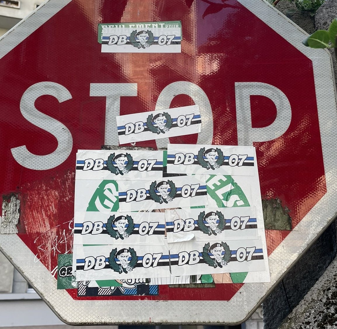 1jour1stick's tweet photo. #WTFStickage
Quand tu dois sursticker un #StickXXL des #GA92 mais que tu n'as que des petits sticks #DB07 dans la musette.. faut être créatif! https://t.co/KEsZg3HQwp