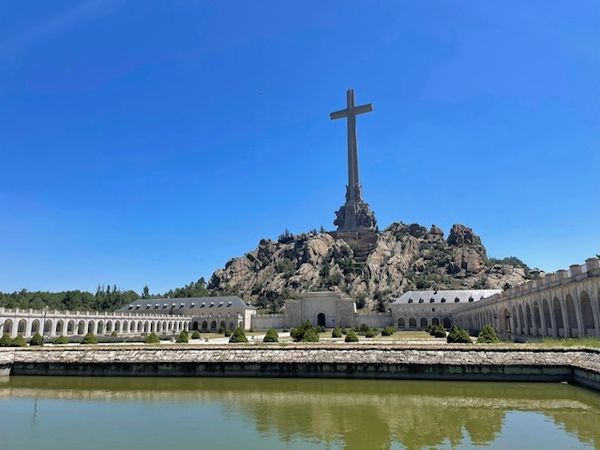 Recuerda que el Monasterio🏛️y el Valle de Cuelgamuros✝️tienen entrada gratuita los miércoles y domingos de 15 a 18h, con estancia posible hasta las 19h, para españoles y habitantes de Iberoamérica y U.E. Pásate por aquí cualquiera de estos preciosos días que estamos teniendo🌞.