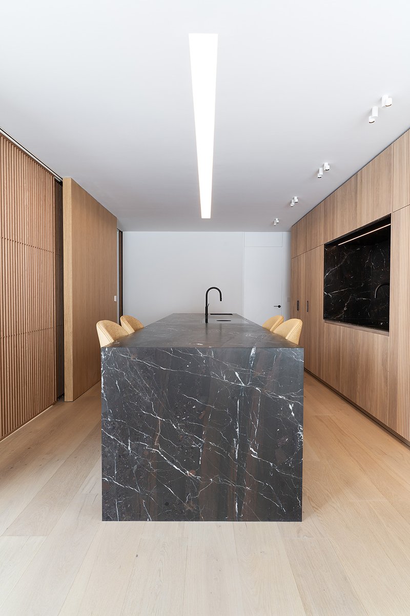 Interior_es's tweet image. En la Casa Vertical de @rubenmuedra, la cocina #Orgánica de #Mobalco se ha concebido como un mueble de alta calidad, integrado en  la decoración, en el que nada queda a la vista pero todo está al alcance.
-&amp;gt; Fotografías: @AdrianMoraMarot
-&amp;gt; @MobalcoCocinas #MobalcoValencia
