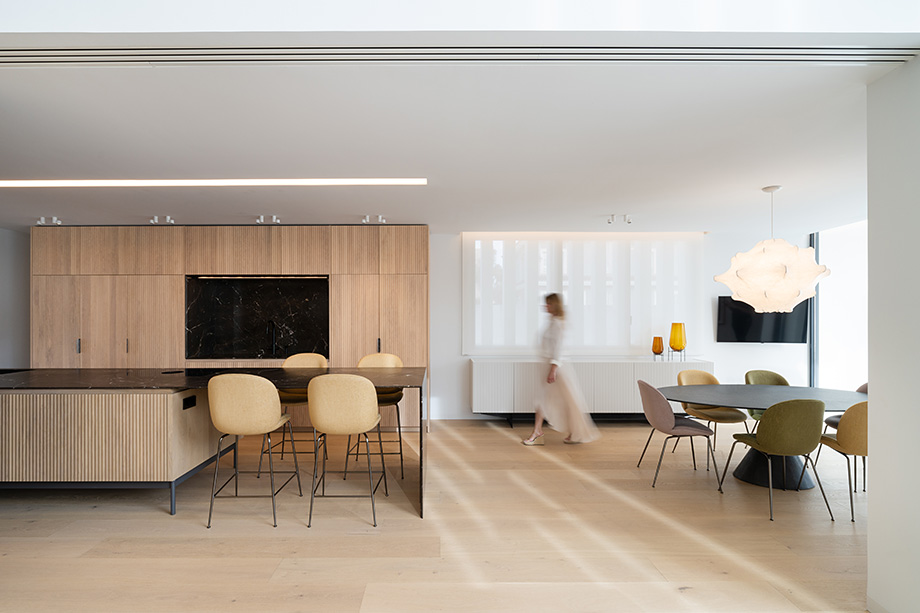 Interior_es's tweet image. En la Casa Vertical de @rubenmuedra, la cocina #Orgánica de #Mobalco se ha concebido como un mueble de alta calidad, integrado en  la decoración, en el que nada queda a la vista pero todo está al alcance.
-&amp;gt; Fotografías: @AdrianMoraMarot
-&amp;gt; @MobalcoCocinas #MobalcoValencia