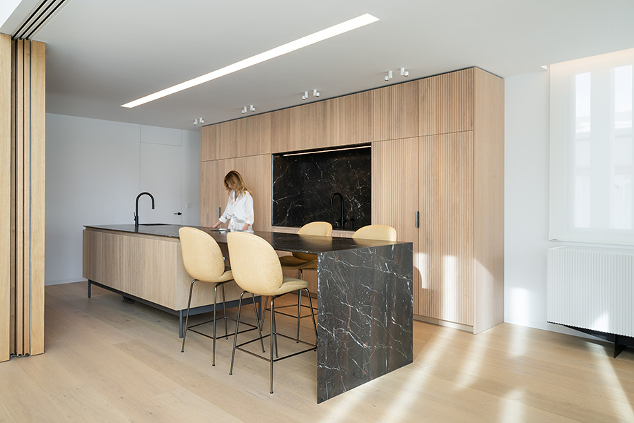 Interior_es's tweet image. En la Casa Vertical de @rubenmuedra, la cocina #Orgánica de #Mobalco se ha concebido como un mueble de alta calidad, integrado en  la decoración, en el que nada queda a la vista pero todo está al alcance.
-&amp;gt; Fotografías: @AdrianMoraMarot
-&amp;gt; @MobalcoCocinas #MobalcoValencia