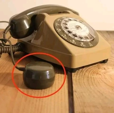 Generations7080's tweet photo. Les jeunes ne connaîtront jamais la joie de se servir de l'écouteur. Cette fonction n'apparaît sur aucun smartphone. 😅 https://t.co/1BMk7fnDlQ