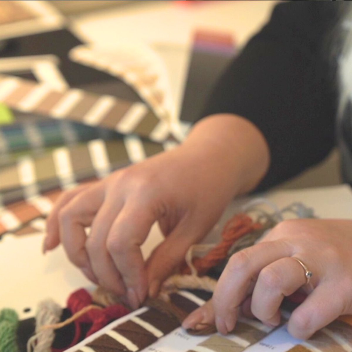 TextileJj's tweet image. Our colour palettes are inspired by nature. Calming, peaceful and beautiful. Swipe to explore the colour schemes we use and their natural inspirations… 🌿

🎨Comment your favourite colour below!

#liveincolour #printandpattern