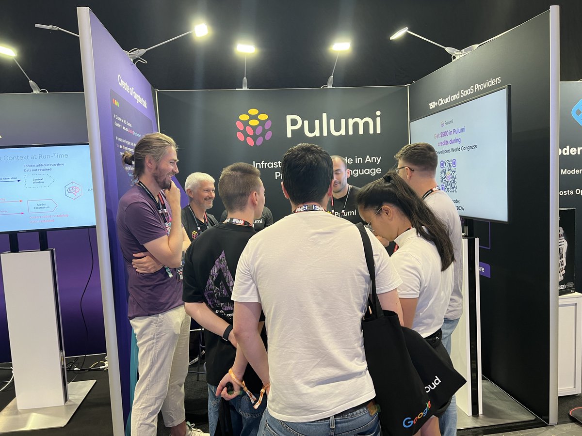 pierskarsenbarg's tweet image. An audience with @_ediri at the @PulumiCorp booth at #wearedevelopers